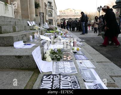 Kerzen, Stifte, Blumen und Slogans "Ich bin Charlie vor Laval Rathaus zu Ehren der Opfer der Charlie Hebdo". Stockfoto