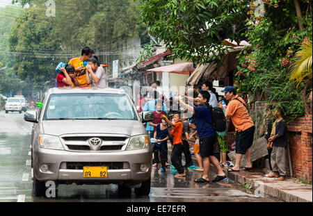 Lokale Leute werfen Wasser auf einander als Bestandteil der Phi Mai oder Neujahrsfest, im April 2014 in Luang Prabang, Laos Stockfoto