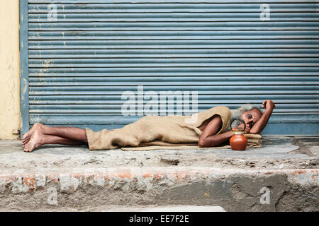 Bettler liegend auf einer Straße, Rishikesh, Uttarakhand Zustand von Indien Stockfoto