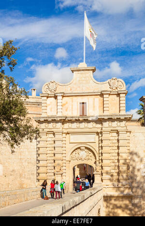 Mdina Haupttor mit Touristen mittelalterlichen Stadtmauer Mdina Malta EU Europa Stockfoto