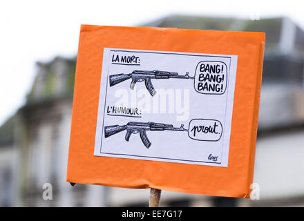 Ein Slogan "Der Tod, der Humor" mit einer Zeichnung während der Versammlung "Je Suis Charlie" Mahnwache an Laval Stadt. Stockfoto