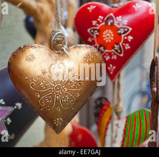 Herzhand dekoriert im Weihnachtsstil fotografiert auf dem Weihnachtsmarkt in Bozen, Italien. Stockfoto