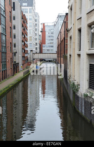 Die Rochdale Kanal nahe dem Zentrum von Manchester, in der Nähe von Gay Village. Eine Flut von 61 Todesfälle entlang des Kanals in drei Jahren Stockfoto