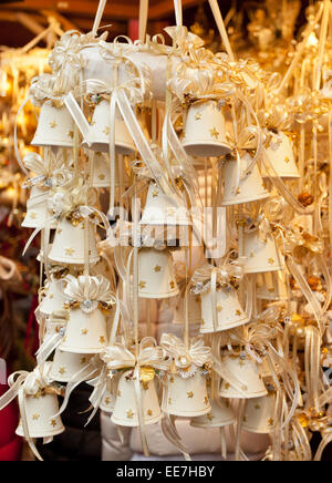 Weihnachtsschmuck und Weihnachtsglocken auf dem Markt in Bozen Stockfoto