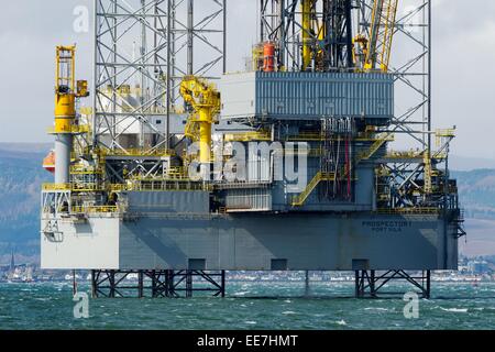 Offshore-Bohrungen Rig, die Goldsucher 1 vor in den Cromarty Firth, Schottland, mit der Stadt Invergordon im Hintergrund Anker. Stockfoto