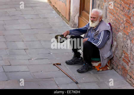 Älterer weißer Mann betteln. Venedig, Italien Stockfoto