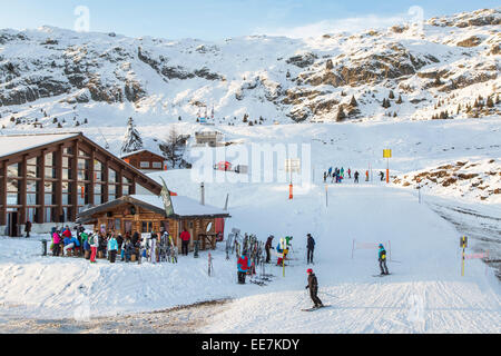 Skifahrer und Snowboarder an Après-Ski Bar im Schweizer Skiort in den Alpen im winter Stockfoto