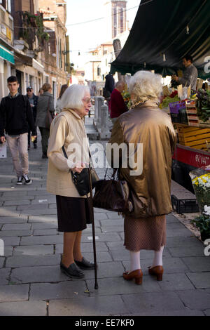 Zwei ältere Frauen in der Nähe von Obst zu plaudern. Venedig, Italien Stockfoto