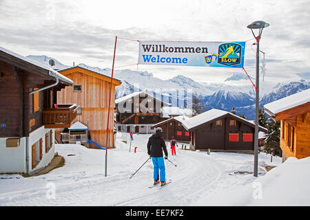 Eintritt in die Schweizer Skifahrer autofreien Dorf Riederalp im Schnee im Winter, Wallis / Valais, Schweiz Stockfoto