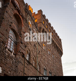Detail des Palazzo Vecchio am Abend (Palazzo Vecchio oder Palazzo della Signoria) in Florenz (Italien). Stockfoto