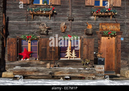 Weihnachtsschmuck Dekoration Schweizer Holz-Chalet in den Alpen im Winter, Wallis / Valais, Schweiz Stockfoto