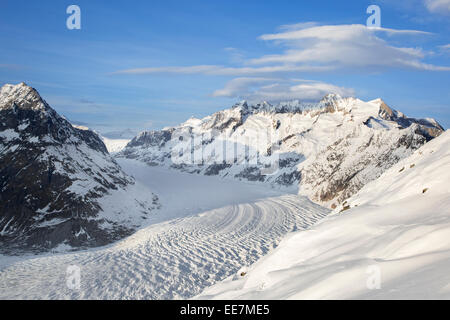 Blick über die schneebedeckten Berge im Winter rund um die Schweizer Aletschgletscher, der größte Gletscher in den Alpen, Schweiz Stockfoto
