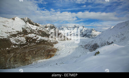Blick über die schneebedeckten Berge im Winter rund um die Schweizer Aletschgletscher, der größte Gletscher in den Alpen, Schweiz Stockfoto