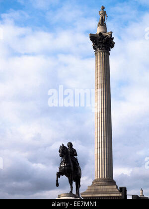 Statue von Charles I und der Admiral Lord Nelson-Säule auf dem Trafalgar Square - London, England Stockfoto