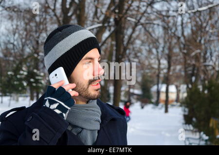 Mann auf einem mobilen im winter Stockfoto