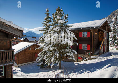 Schweizer Holz-Chalets im Schnee im Winter in den Alpen, Wallis / Valais, Schweiz Stockfoto