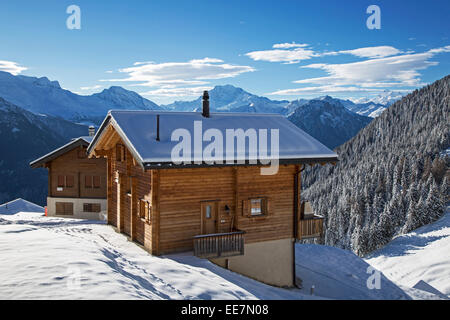 Schweizer Holz-Chalets im Schnee im Winter in den Alpen, Wallis / Valais, Schweiz Stockfoto