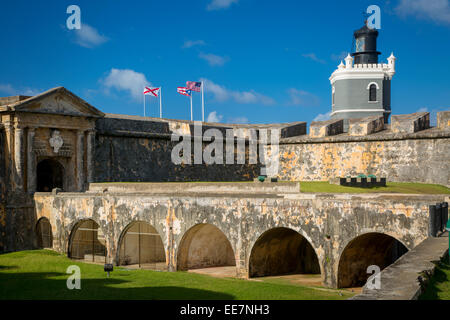 Fahnen fliegen über Festung El Morro, San Juan, Puerto Rico Stockfoto