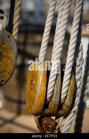 Nahaufnahme des hölzernen Takelage Block auf einem Segelboot, Key West, Florida, USA Stockfoto