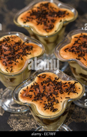 Tiramisu mit Schokolade in der Tasse. Indoor Tisch im Gourmet-Restaurant. Stockfoto