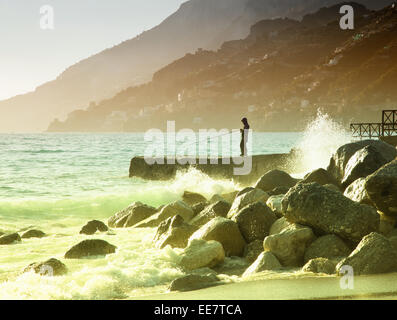 Fischer beim Angeln auf den Felsen von Maiori, Amalfi-Küste. Italien Stockfoto