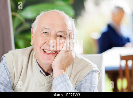 Portrait von Happy älterer Mann am Pflegeheim Stockfoto