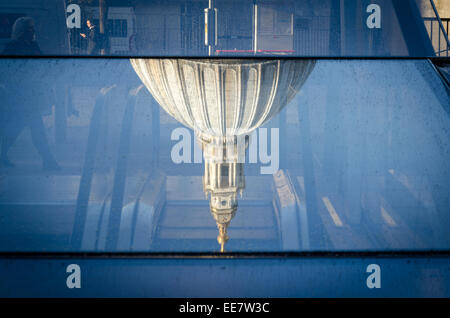 St. Pauls Cathedral spiegelt sich in dem Glas eine neue Änderung Einkaufszentrum. London, UK Stockfoto