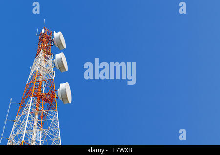 Fernmeldeturm auf blauen Himmel leeren Hintergrund. Verwendet, um Fernsehen und Telefonie Signal übertragen Stockfoto