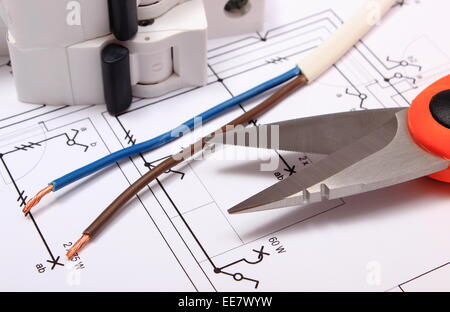 Kabelschneider, Elektrokabel und Sicherung, die liegend Konstruktionszeichnung des Hauses, Zubehör für Ingenieur Jobs und Stellenangebote Stockfoto