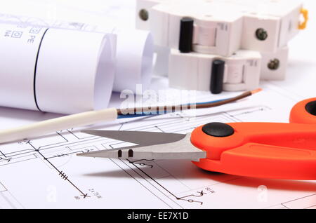Kabelschneider, Elektrokabel und Sicherung, rollt der Schaltpläne auf Konstruktionszeichnung des Hauses liegen, Stockfoto