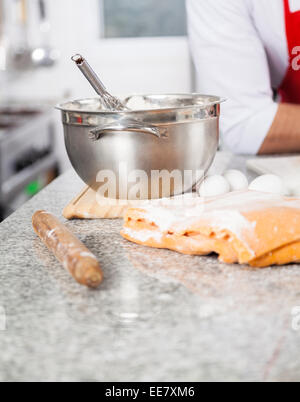 Nudeln Blätter und Zutaten mit Küchenchef stützte sich auf Zähler Stockfoto