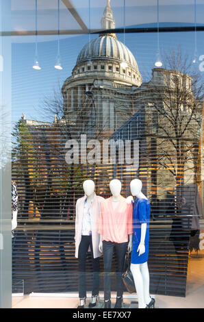St. Pauls Cathedral spiegelt sich in einem Schaufenster eine neue Änderung Einkaufszentrum. London, UK Stockfoto