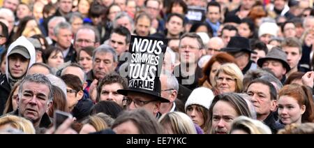 Mayenne trifft in der Je Suis Charlie Mahnwache an Laval Stadt, Jet d ' Eau Square zu Ehren der Opfer der Charlie Hebdo. Stockfoto