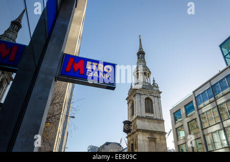Metro-Bank Zeichen und St Mary-le-Bow Church. Cheapside, London. Stockfoto