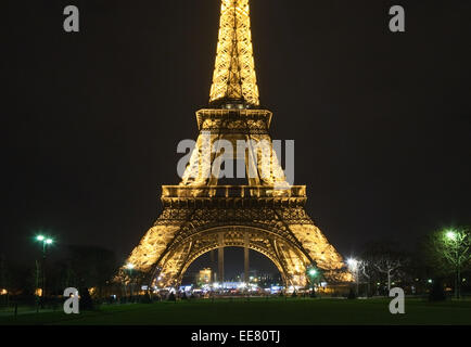 Der Eiffelturm in Paris, Frankreich, in der Nacht Stockfoto