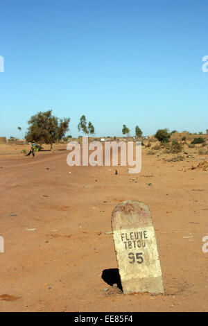 Am Straßenrand Post markiert den Weg zum Fluss Niger und Timbuktu, Mali Stockfoto