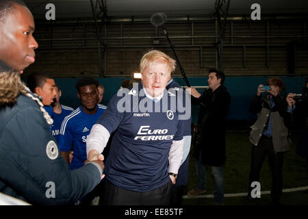 Londoner Bürgermeister Boris Johnson schüttelt die Hand bei der offiziellen Vorstellung des London Premier League Kicks Jugend-mentoring-Programm Millwall Football Club Stockfoto