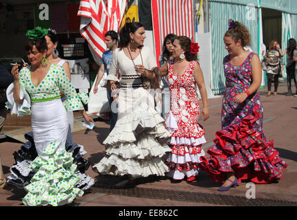 Frauen in der traditionellen spanischen Flamenco Kleid an der Feria de Abril de Katalonien (April Fair von Katalonien) in Barcelona. Stockfoto