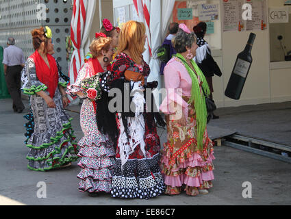 Frauen in der traditionellen spanischen Flamenco Kleid an der Feria de Abril de Katalonien (April Fair von Katalonien) in Barcelona. Stockfoto