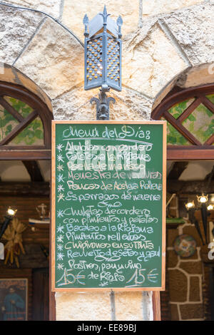 Eine Menü-Tafel vor einem Restaurant in Haro, Spanien, der Hauptstadt von la Rioja Wein Region machen. Stockfoto