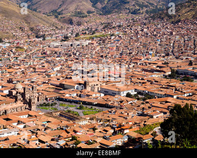 Blick auf Cusco und Plaza de Armas von den Hügeln in der Nähe - Peru Stockfoto