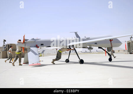 MQ-1 Predator-Drohne gedrängt, einen Hangar für die routinemäßige Wartung von Mitgliedern der 451st Expeditionary Aircraft Maintenance Squadron Stockfoto