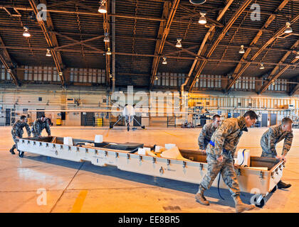 Flieger aus der 849th Aircraft Maintenance Squadron zerlegen eine MQ-1 Predator für den Abflug, in Operation Unified Reaktion nach dem Erdbeben in Haiti 2010 zu unterstützen. Tragetasche gezeigt.  Siehe Beschreibung für mehr Informationen. Stockfoto