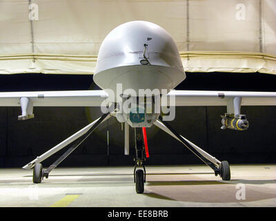 Eine bewaffnete MQ-1 Predator erwartet Bereitstellung von Ali Al Salem Airbase Kuwaits durch the15th Expeditionary Reconnaissance Squadron im Rahmen der Operation Iraqi Freedom. Siehe Beschreibung für mehr Informationen. Stockfoto