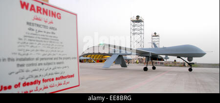 MQ-1 Predator A bereitet Start von Kandahar Flugplatz, Afghanistan zur Unterstützung der Operation Enduring Freedom. Ferngesteuert von Nellis Air Force Base, Nevada, USA. Siehe Beschreibung für mehr Informationen. Stockfoto