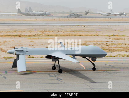 MQ-1 Predator unmanned aerial vehicles (UAV) auf der Landebahn auf dem Luftwaffenstützpunkt Bagram in Afghanistan, Teil der Operation Enduring Freedom. Siehe Beschreibung für mehr Informationen. Stockfoto