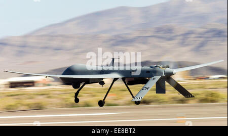 MQ-1 Predator unmanned aerial vehicles (UAV) zieht von Creech Air Force Base, Nevada. Siehe Beschreibung für mehr Informationen. Stockfoto