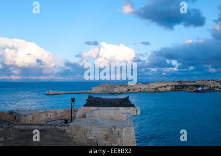 Belagerung Bell Kriegerdenkmal, Valletta, Malta, mit Blick auf den großen Hafen von Valletta Stockfoto