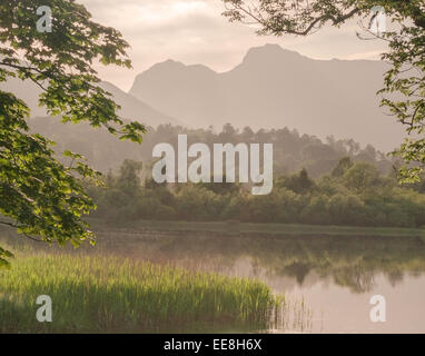 Langdale Pikes aus Elterwater bei Sonnenuntergang Stockfoto