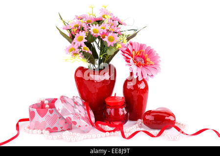 Blumen in Vasen, Glas rotes Herz, Halskette, Geschenkbox und Kerze isoliert auf weißem Hintergrund. Stockfoto